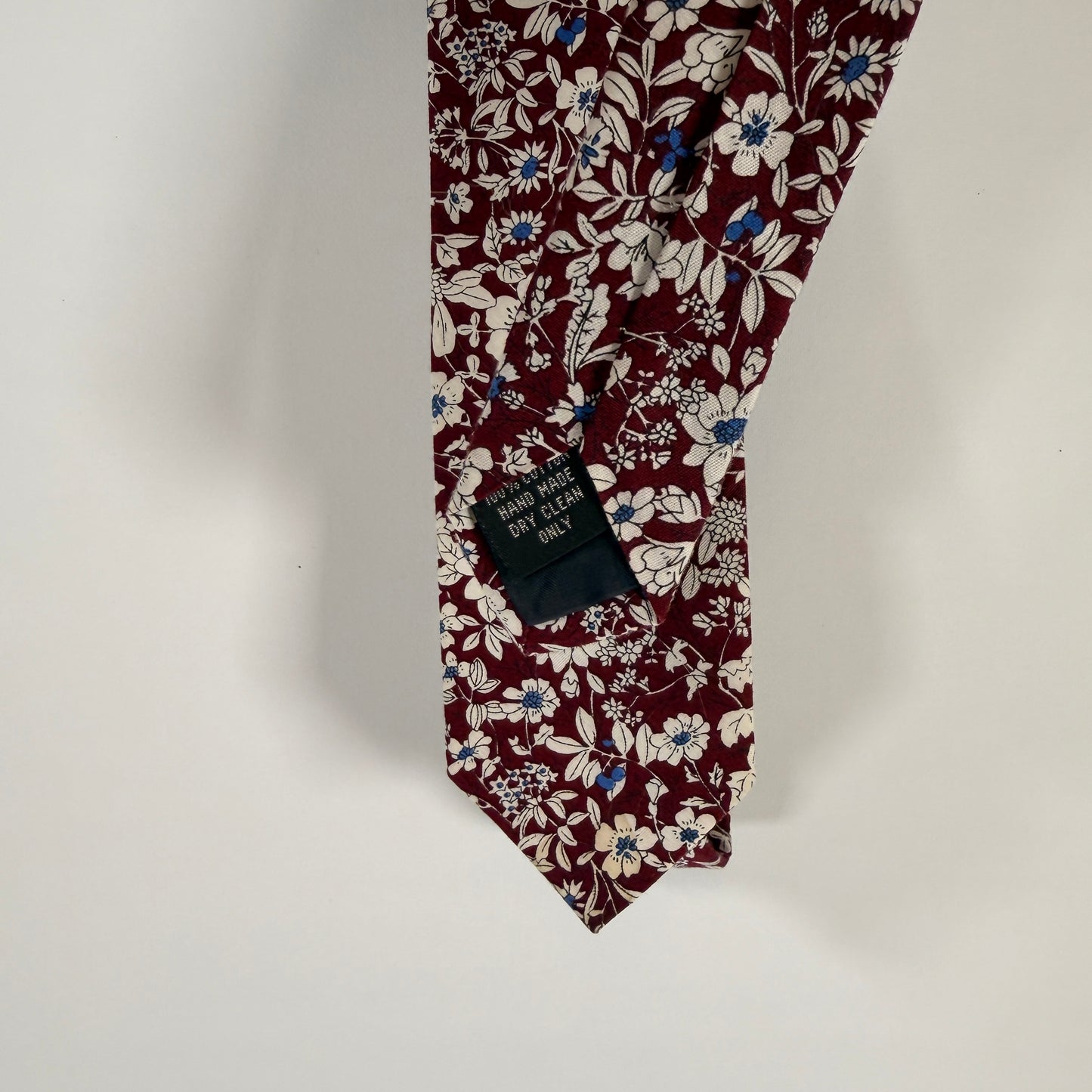 Floral patterned burgundy tie